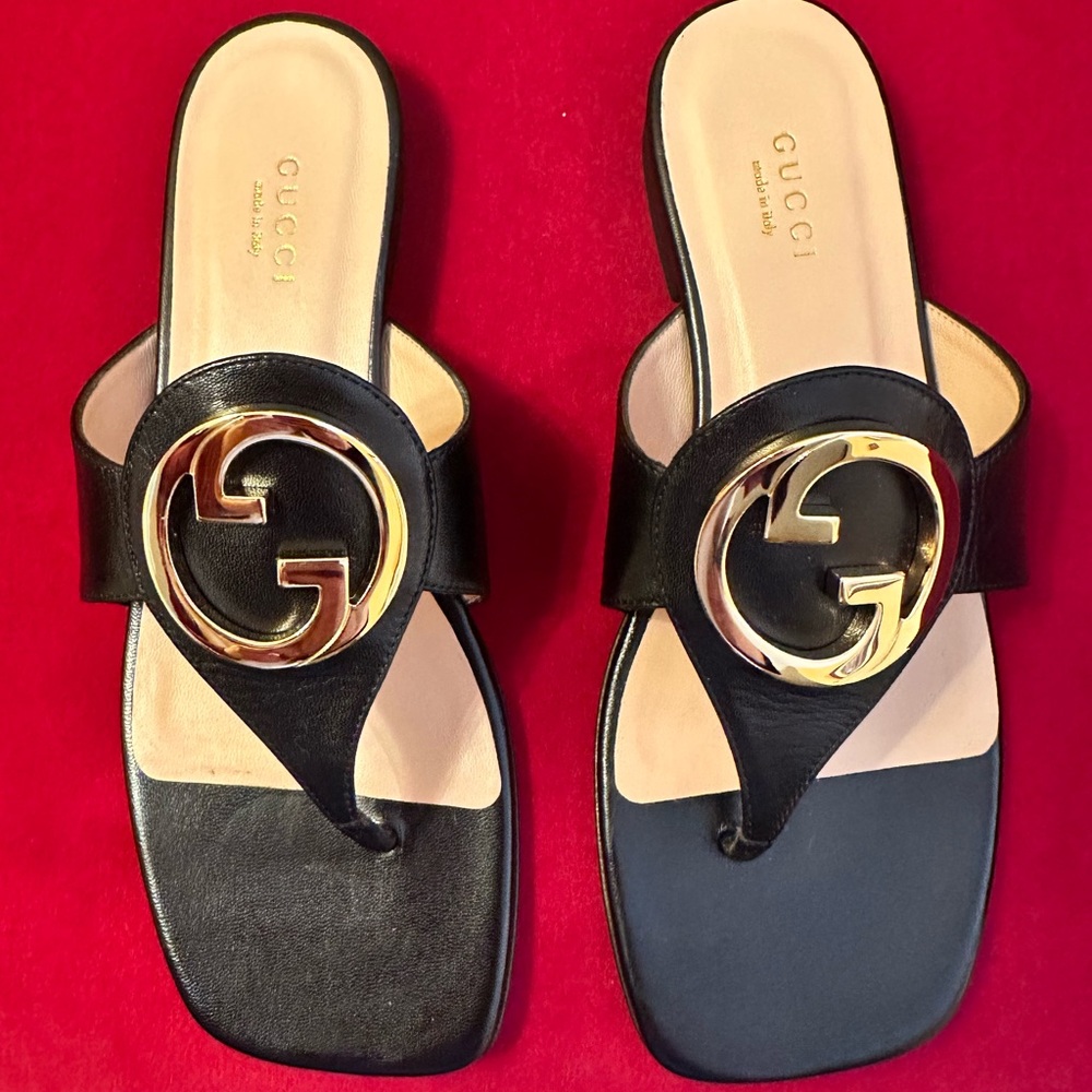 Gucci Black Sandals with Gold Logo - Picture 10 of 10